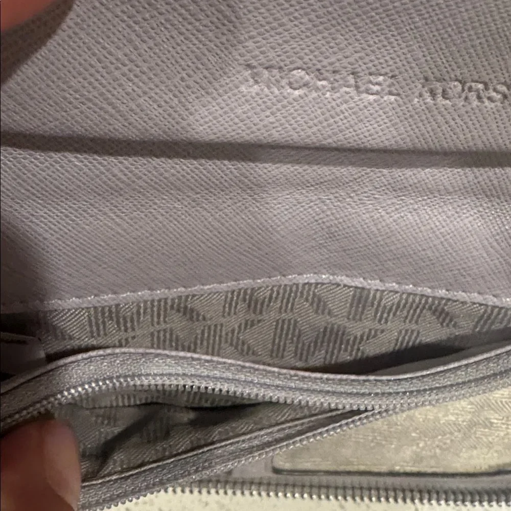 Michael Kors Lavender Shimmering Leather Zip Around Wallet Casual Chic EUC